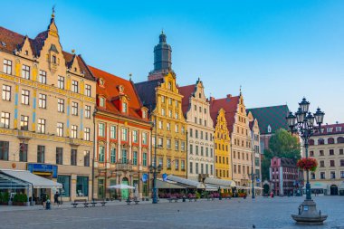 Wroclaw, Polonya, 17 Ağustos 2024: Rynek 'teki renkli evler, Wroclaw merkez meydanı, Poland.IMAGE