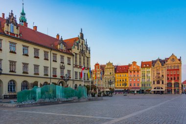 Wroclaw, Polonya, 17 Ağustos 2024: Rynek 'teki renkli evler, Wroclaw merkez meydanı, Poland.IMAGE