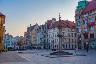 Wroclaw, Polonya, 17 Ağustos 2024: Rynek 'teki renkli evler, Wroclaw merkez meydanı, Poland.IMAGE