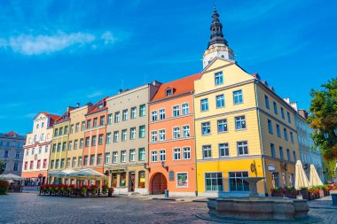 Swidnica, Polonya, 17 Ağustos 2024: Swidnica, Poland.IMAGE 'deki Rynek Meydanı' ndaki renkli evler
