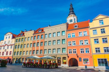 Swidnica, Polonya, 17 Ağustos 2024: Swidnica, Poland.IMAGE 'deki Rynek Meydanı' ndaki renkli evler
