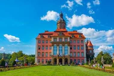 Ksiaz, Polonya, 17 Ağustos 2024: Poland.IMAGE 'deki Ksiaz şatosunda gezinen insanlar