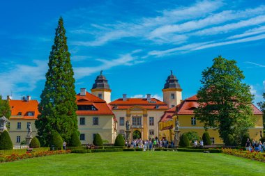 Ksiaz, Polonya, 17 Ağustos 2024: Poland.IMAGE 'deki Ksiaz şatosunda gezinen insanlar