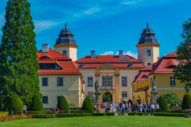 Ksiaz, Polonya, 17 Ağustos 2024: Poland.IMAGE 'deki Ksiaz şatosunda gezinen insanlar