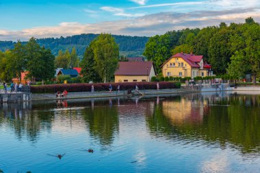 Kudowa Zdroj, Polonya, 17 Ağustos 2024: Poland.IMAGE 'deki Kudowa Zdroj' da yapay göl