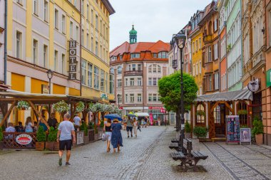 Jelenia Gora, Polonya, 17 Ağustos 2024: Jelenia Gora, Poland.IMAGE 'in merkezinde yaya caddesi