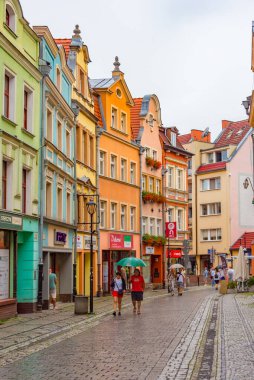 Jelenia Gora, Polonya, 17 Ağustos 2024: Jelenia Gora, Poland.IMAGE 'in merkezinde yaya caddesi
