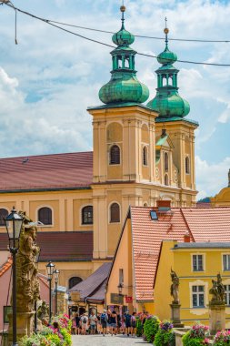 Klodzko, Polonya, 18 Ağustos 2024: Aziz John köprüsü, Poland.IMAGE 'de Aziz John köprüsünden izlenen Meryem Kilisesi