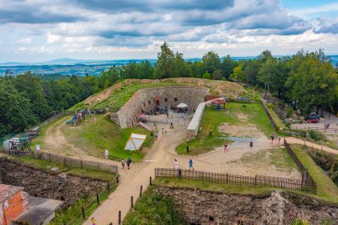 Srebrna Gora, Polonya, 18 Ağustos 2024: Poland.IMAGE 'deki Srebrna Gora kalesinin panoraması