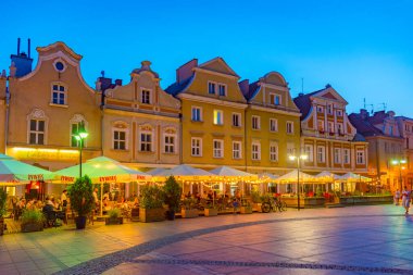 Opole, Polonya, 18 Ağustos 2024: Rynek Meydanı 'nın Opole, Poland.IMAGE' deki gün batımı görünümü