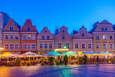 Opole, Polonya, 18 Ağustos 2024: Rynek Meydanı 'nın Opole, Poland.IMAGE' deki gün batımı görünümü