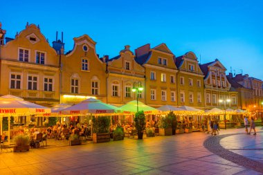 Opole, Polonya, 18 Ağustos 2024: Rynek Meydanı 'nın Opole, Poland.IMAGE' deki gün batımı görünümü