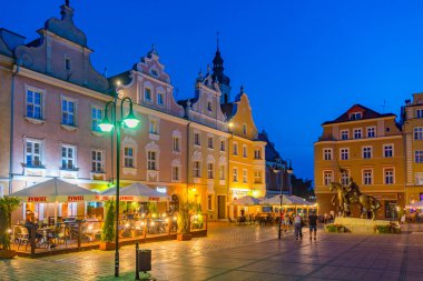Opole, Polonya, 18 Ağustos 2024: Rynek Meydanı 'nın Opole, Poland.IMAGE' deki gün batımı görünümü
