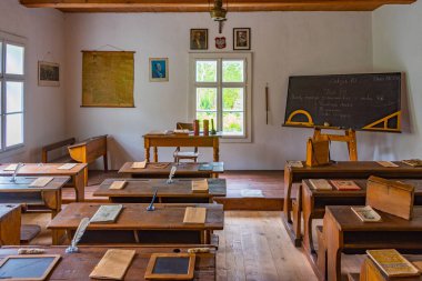 Nowy Sacz, Polonya, 20 Ağustos 2024: Nowy Sacz, Poland.IMAGE 'deki Sadecki Ethnographic Park' ta tarihi binaların içi