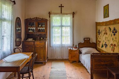 Nowy Sacz, Polonya, 20 Ağustos 2024: Nowy Sacz, Poland.IMAGE 'deki Sadecki Ethnographic Park' ta tarihi binaların içi