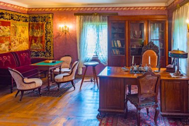 Nowy Sacz, Polonya, 20 Ağustos 2024: Nowy Sacz, Poland.IMAGE 'deki Sadecki Ethnographic Park' ta tarihi binaların içi