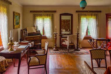 Nowy Sacz, Polonya, 20 Ağustos 2024: Nowy Sacz, Poland.IMAGE 'deki Sadecki Ethnographic Park' ta tarihi binaların içi