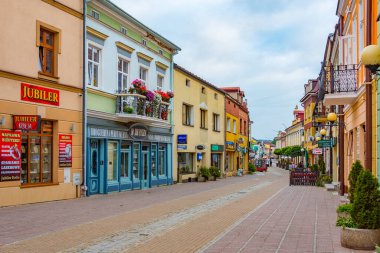 Sanok, Polonya, 20 Ağustos 2024: Sanok, Poland.IMAGE 'in merkezinde yaya sokağı
