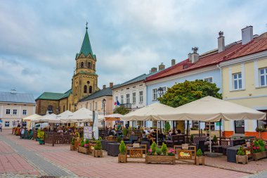 Sanok, Polonya, 20 Ağustos 2024: Rynek Meydanı ve Fransisken Manastırı Sanok, Poland.IMAGE