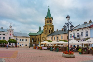 Sanok, Polonya, 20 Ağustos 2024: Rynek Meydanı ve Fransisken Manastırı Sanok, Poland.IMAGE