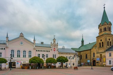 Sanok, Polonya, 20 Ağustos 2024: Rynek Meydanı ve Fransisken Manastırı Sanok, Poland.IMAGE