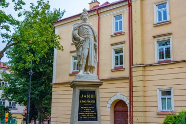 Sanok, Polonya, 20 Ağustos 2024: Sanok, Poland.IMAGE 'de Kral III. Jan Sobieski' nin heykeli
