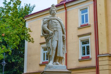 Sanok, Polonya, 20 Ağustos 2024: Sanok, Poland.IMAGE 'de Kral III. Jan Sobieski' nin heykeli