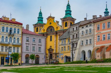 Przemysl, Polonya, 21 Ağustos 2024: Przemysl, Poland.IMAGE 'deki Rynek Meydanı' nda renkli evler