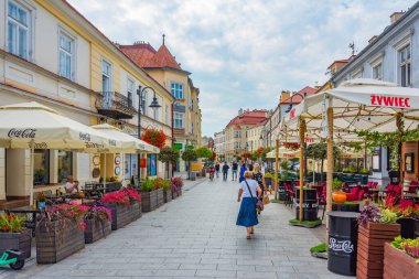 Rzeszow, Polonya, 21 Ağustos 2024: Rzeszow, Poland.IMAGE 'in merkezinde yaya caddesi