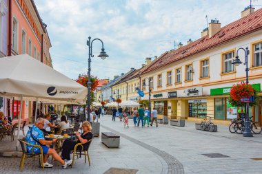 Rzeszow, Polonya, 21 Ağustos 2024: Rzeszow, Poland.IMAGE 'in merkezinde yaya caddesi