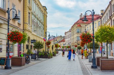Rzeszow, Polonya, 21 Ağustos 2024: Rzeszow, Poland.IMAGE 'in merkezinde yaya caddesi