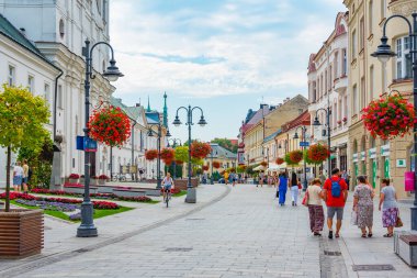 Rzeszow, Polonya, 21 Ağustos 2024: Rzeszow, Poland.IMAGE 'in merkezinde yaya caddesi