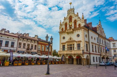 Rzeszow, Polonya, 21 Ağustos 2024: Rzeszow, Poland.IMAGE 'deki Rynek Meydanı' ndaki renkli evler
