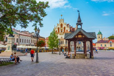 Rzeszow, Polonya, 21 Ağustos 2024: Rzeszow, Poland.IMAGE 'deki Rynek Meydanı' ndaki renkli evler