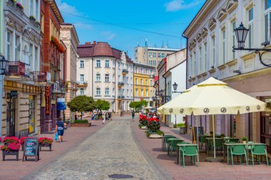 Tarnow, Polonya, 21 Ağustos 2024: Tarnow, Poland.IMAGE 'in merkezinde yaya sokağı