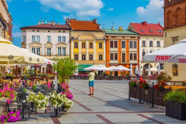 Tarnow, Polonya, 21 Ağustos 2024: Tarnow, Poland.IMAGE Rynek Meydanı 'ndaki renkli evler