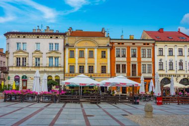 Tarnow, Polonya, 21 Ağustos 2024: Tarnow, Poland.IMAGE Rynek Meydanı 'ndaki renkli evler