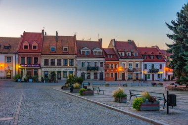 Sandomierz, Polonya, 21 Ağustos 2024: Sandomierz, Poland.IMAGE 'deki Rynek Meydanı' ndaki renkli evlerin günbatımı