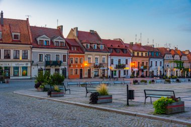 Sandomierz, Polonya, 21 Ağustos 2024: Sandomierz, Poland.IMAGE 'deki Rynek Meydanı' ndaki renkli evlerin günbatımı