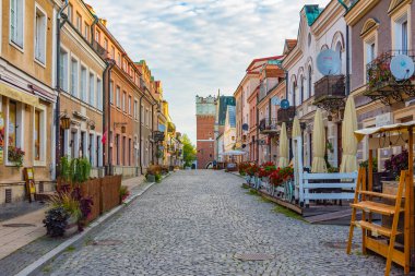 Sandomierz, Polonya, 22 Ağustos 2024: Sandomierz, Poland.IMAGE 'deki Opatow kapısının günbatımı