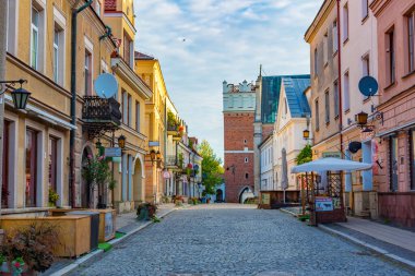 Sandomierz, Polonya, 22 Ağustos 2024: Sandomierz, Poland.IMAGE 'deki Opatow kapısının günbatımı
