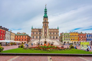 Zamosc, Polonya, 22 Ağustos 2024: Zamosc, Poland.IMAGE 'deki Rynek Meydanı belediye binası