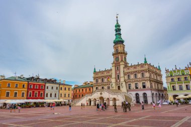Zamosc, Polonya, 22 Ağustos 2024: Zamosc, Poland.IMAGE 'deki Rynek Meydanı belediye binası
