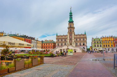 Zamosc, Polonya, 22 Ağustos 2024: Zamosc, Poland.IMAGE 'deki Rynek Meydanı belediye binası