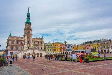 Zamosc, Polonya, 22 Ağustos 2024: Zamosc, Poland.IMAGE 'deki Rynek Meydanı belediye binası