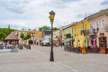 Chelm, Polonya, 22 Ağustos 2024: Chelm, Poland.IMAGE 'deki Rynek Meydanı' nda renkli evler