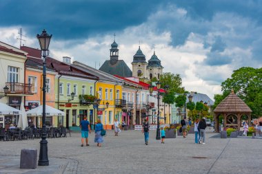 Chelm, Polonya, 22 Ağustos 2024: Chelm, Poland.IMAGE 'deki Rynek Meydanı' nda renkli evler