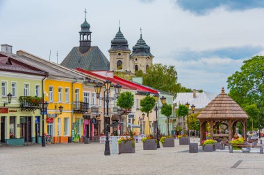 Chelm, Polonya, 22 Ağustos 2024: Chelm, Poland.IMAGE 'deki Rynek Meydanı' nda renkli evler