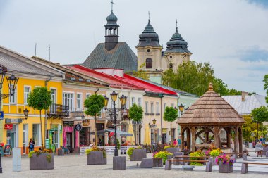 Chelm, Polonya, 22 Ağustos 2024: Chelm, Poland.IMAGE 'deki Rynek Meydanı' nda renkli evler