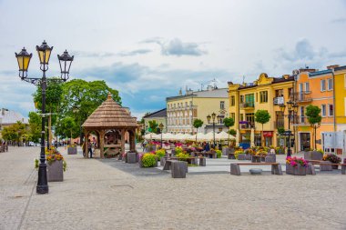 Chelm, Polonya, 22 Ağustos 2024: Chelm, Poland.IMAGE 'deki Rynek Meydanı' nda renkli evler